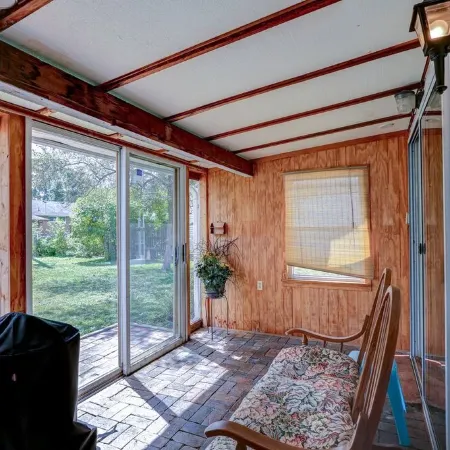 Great neighborhood! 3 bed 2 full bath close to shopping, restaurants, U of I