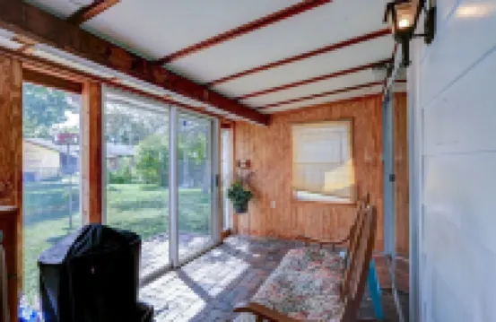 Great neighborhood!  3 bed 2 full bath close to shopping, restaurants, U of I