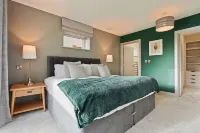 High spec, 4 bed family eco-home w/private gym & tennis courts in Lincolnshire.