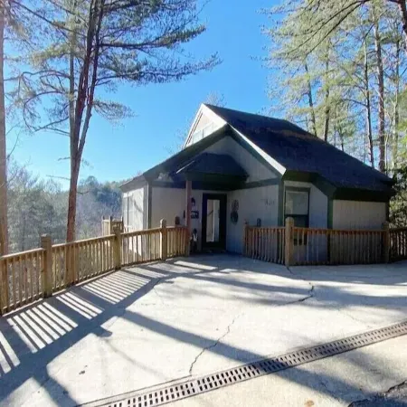 Less than 5 Minutes from downtown Helen. Beautiful Views of Mt. Yonah!