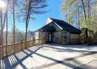 Less than 5 Minutes from downtown Helen. Beautiful Views of Mt. Yonah!