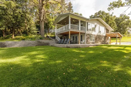 Delightful Lakeshore Cottage, Great Swim & Lakeside Amenities, +22 Foot Pontoon