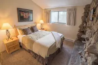 Spacious 3Bed condo 5 min from Winter Park, walk 2 Town & steps from bus stop!