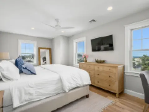 Bright & Beautiful Waterfront Cape Cod Home โรงแรมในSandwich