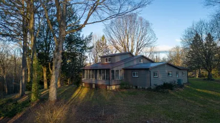 Large newly remodeled 5 bedroom house close to all Lake Erie Attractions! Отели рядом с достопримечательностью «Uncle John's Elk Creek Campground»