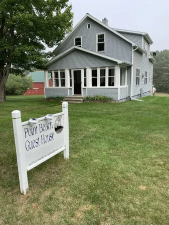 Point Beach Guest House - Large, comfortable & quiet. Large yard. Near beach! Отели в г. Manitowoc County
