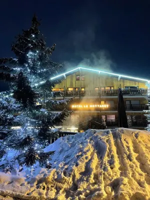 MERIBEL-MOTTARET Apartment Ski in ski out 1800m balcony south mountain view