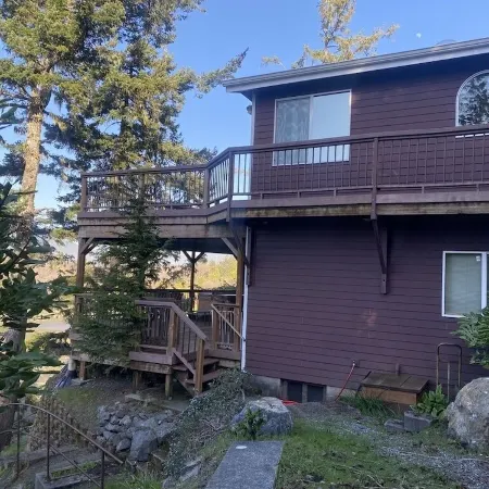 Rogue River Water Front with Hot Tub and Fenced Yard