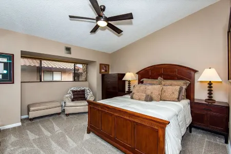 Steps from the River! Cozy 2 bed/ 2 bath condo. Min 30 day rental. Отели в г. Лафлин