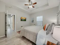 *NEW* Clean Beach Retreat- 2.5 block walk to the beach