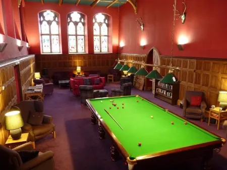 Major's Apartment in Loch Ness Abbey with pool, gym, tennis and more!