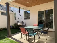Cozy Modern Farmhouse, King bed, great yard, pets!