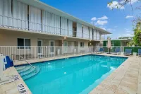 Downtown Naples Retreat - Walk to 5th Ave & Beach