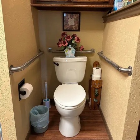 Cozy cabin in Glen Rose with AC, WiFi, Close to all major attractions!
