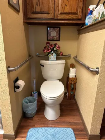 Cozy cabin in Glen Rose with AC, WiFi, Close to all major attractions!