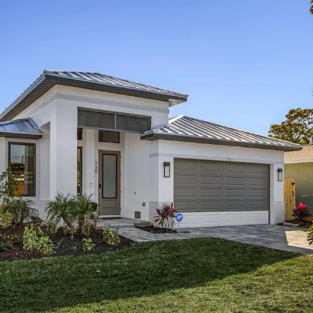 New Villa! Close to the 🏖️! Heated Pool/Spa, Lanai, Grill, EV🔌! Two King beds!