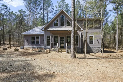 NEW, modern 3 bed, 3.5 bath cabin with hot tub and huge deck - summer bliss!