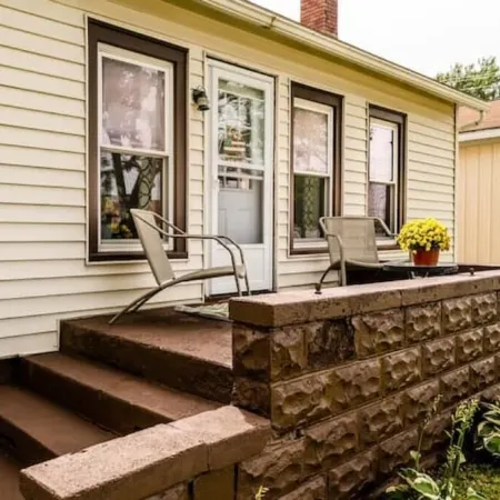 Charming/Cozy 2 BR 1 Bath steps from downtown.