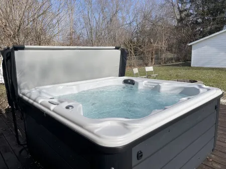 Breezy Pad, Close to the Lake, with Hot Tub