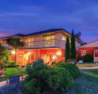 Alice Beside the Sea - 4 Bedroom Upstairs Apartment.