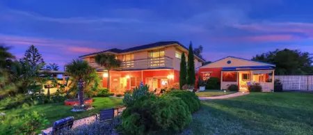 Alice Beside The Sea - 4 Bedroom Holiday House. Отели в г. Девонпорт