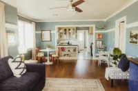 Easy walk to UL, Downtown, Girard park, and multiple music venues. Pet friendly!