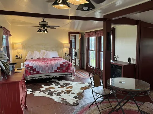 Amazing Secluded cottage under huge trees, on a working Ranch.