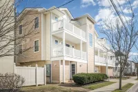 SPACIOUS 3 bed/2 bath condo, free parking, only 2.5 blocks to beach!