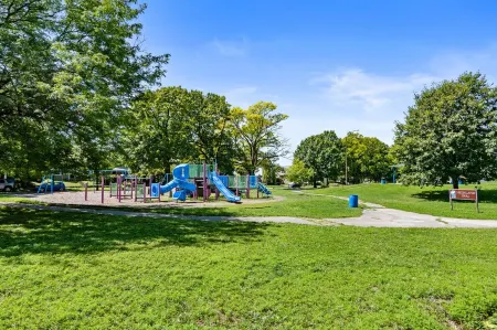 COZY DOWNTOWN HOME ONLY1 MILE FROM CENTER OF CITY - COMPLETELY RENOVATED!