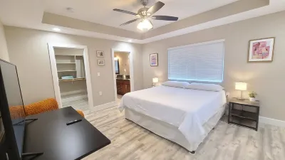 Luxury 800 ft" 1 bedroom Suite, Full Large Kitchen, King size bed, Free Laundry