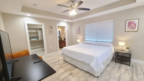 Luxury 800 ft" 1 bedroom Suite, Full Large Kitchen, King size bed, Free Laundry