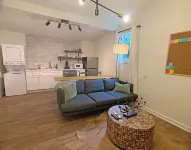 Centrally Located Urban Cabin 1Bedroom KING bed