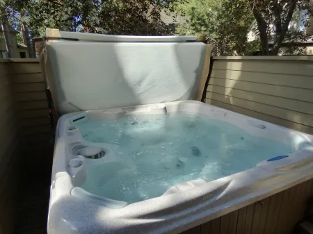 Newly Updated Townhouse, 2 Master Suites, Hot Tub, Bikes Отели в г. Санривер