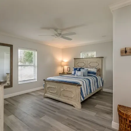 🍹🌞 Boater's Paradise!  Fenced Yard, Boat Parking, 6 miles to Beach!