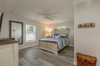 🍹🌞 Boater's Paradise!  Fenced Yard, Boat Parking, 6 miles to Beach!