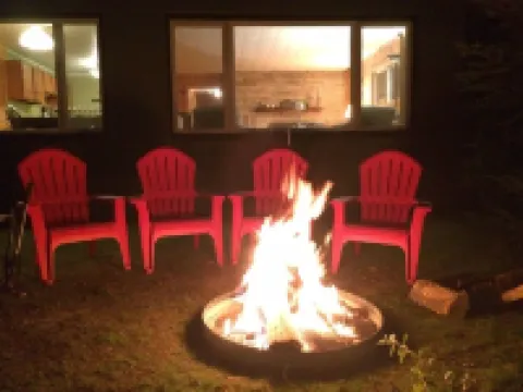 Green Lake: Charming Cottage with Sandy Beach & Dock - Ideal for Family Getaways