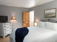 Big Views, Hot Tub, Dog Friendly, 5min to BR