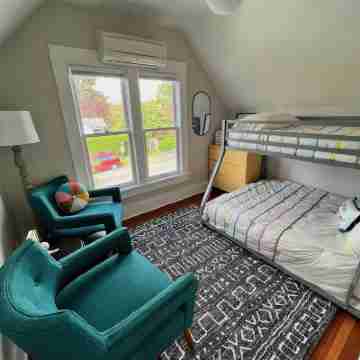 Stunning Victorian 4BR w/Hot Tub 5 Min to Downtown Rooms