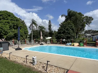 Pool home with access to Lake Huntley 레이크 준 공원 주변 호텔