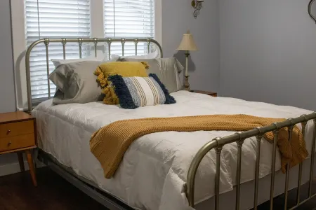 Cozy Cottage within walking distance of downtown!