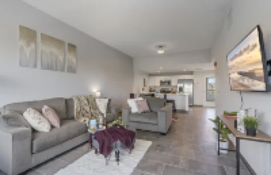 Luxe Getaway! 2 Mins from Downtown Sarasota , 7 Mins from Airport/Lido Beach!