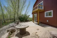 Charming retreat close to downtown, hiking, lakes, 3 acre and private Hotel a La Plata County