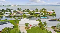 Cocoa Beach Coral Retreat waterfront 3 BR /2.5 BA - สระว่ายน้ำส่วนตัว