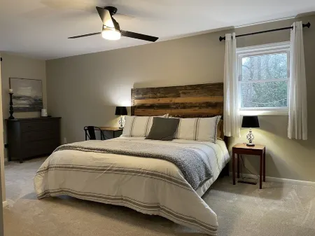 Lake Front House with Dock, Kayaks, and Boat Slip Отели в г. Ухари