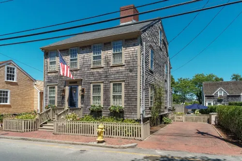 Spacious 5 BR, 4 BA home, a block fr Harbor, near World Class dining, shopping