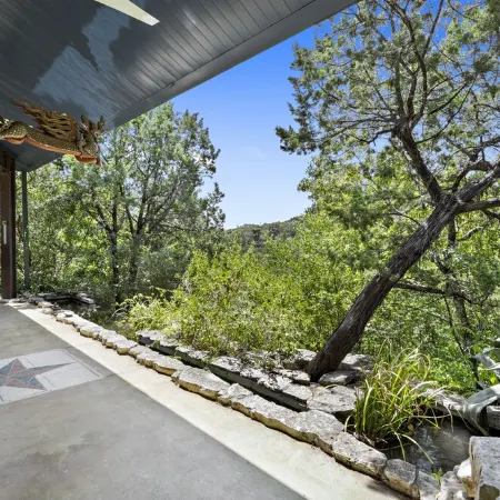 Romantic Secluded Studio with private Koi Pond and huge Natural Pool Отели рядом с достопримечательностью «Озеро Трэвис»