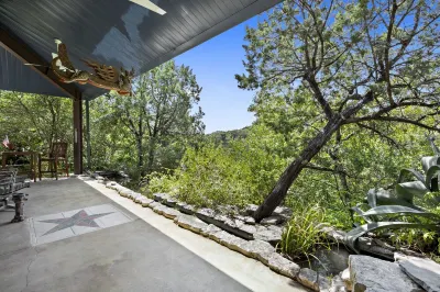 Romantic Secluded Studio with private Koi Pond and huge Natural Pool