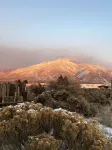 Couples getaway in cozy casita! Taos mountain Views!