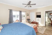 Top-Floor Lakefront Condo – Heated Pool, Boat Dock & Sunset Views