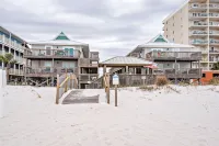 Ride the Tide at Beachside Manor!  2Bd, 1B with Free Parking! Steps to the Sand!